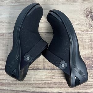Bzees Womens Dancer Clogs Size 7.5M Black Elastic Straps Closed Toe Slip On Shoe